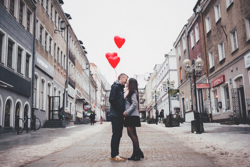 Couple Poses for Pictures: Best Couples Poses Ideas | Skylum Blog(13)