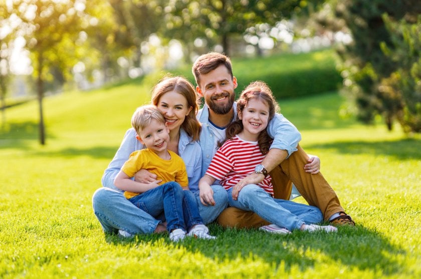 A photo of a family in a sunny park | Skylum Blog