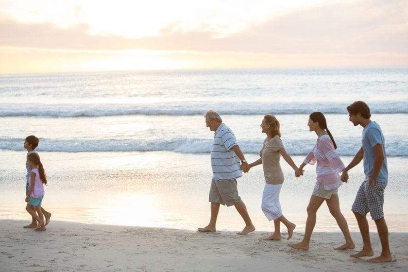 Parents follow their children along the beach | Skylum Blog