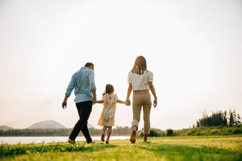 Photo of the family from behind | Skylum Blog