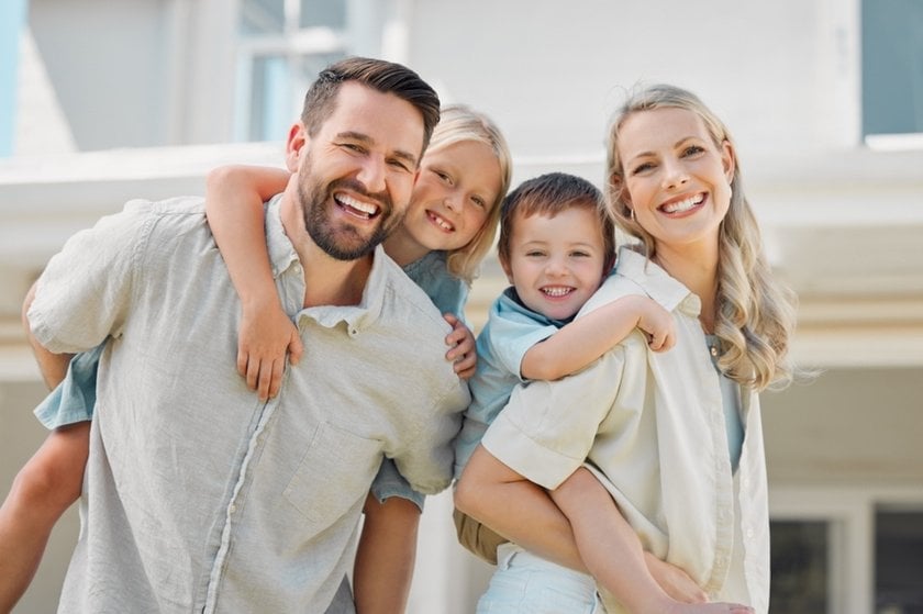 Mom and dad are holding their children on their backs | Skylum Blog