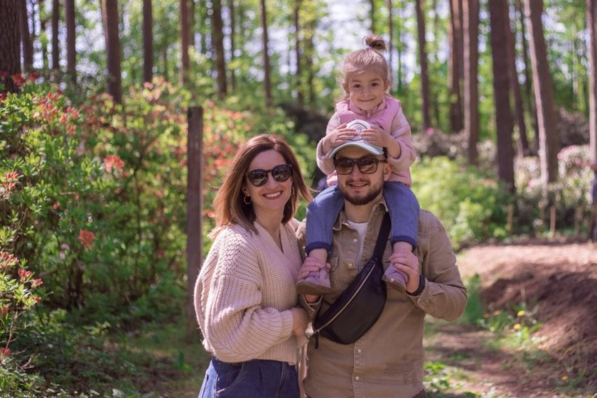 A photo of a family in a botanical garden | Skylum Blog