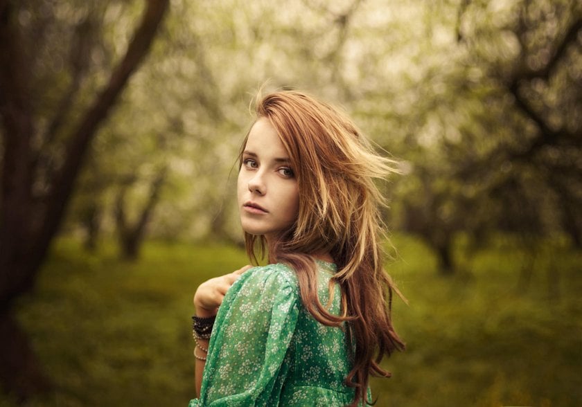 10 Top Female Poses That Guarantee Amazing Portraits | Skylum Blog(3)