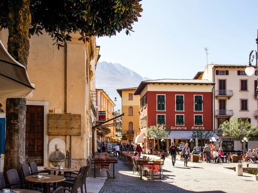 Beautiful Photo of a Charming Street | Skylum Blog