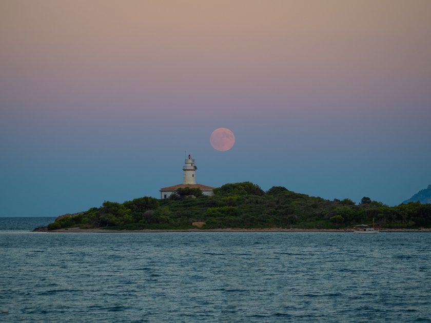 Capturing the Magic: Guide to Planning and Photographing the Moonrise | Skylum Blog(4)
