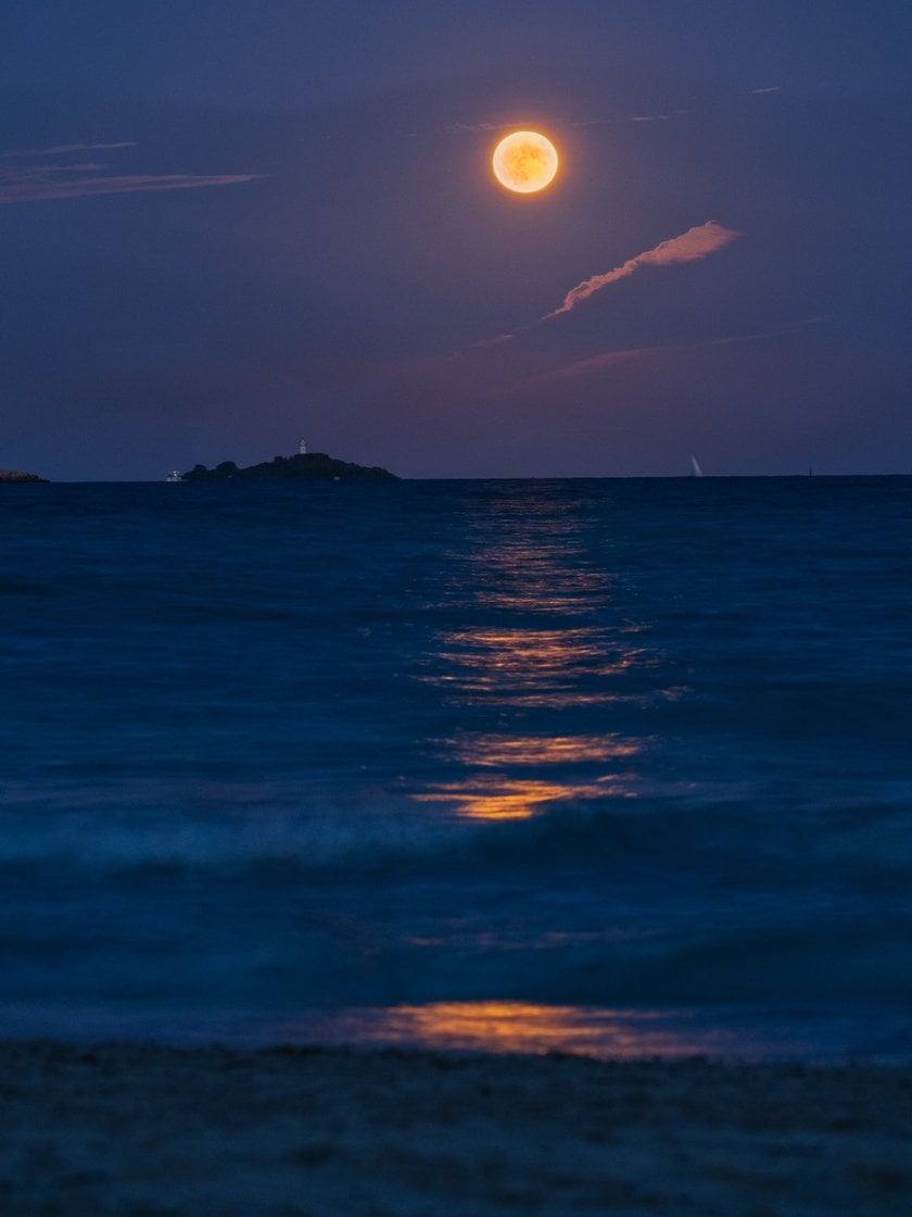 Capturing the Magic: Guide to Planning and Photographing the Moonrise | Skylum Blog(5)