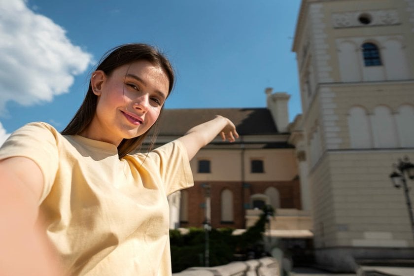 Attractive Girl Photographed in Front of a Museum | Skylum Blog