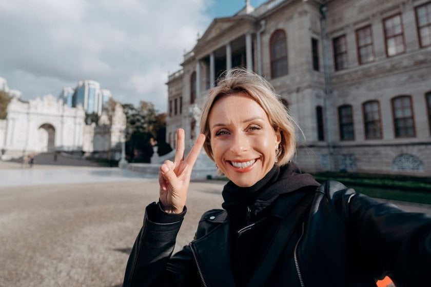 Girl Posing in Front of a Museum | Skylum Blog