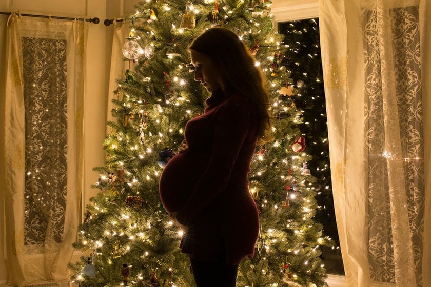 Silhouette of a Pregnant Woman in Front of a Christmas Tree | Skylum Blog