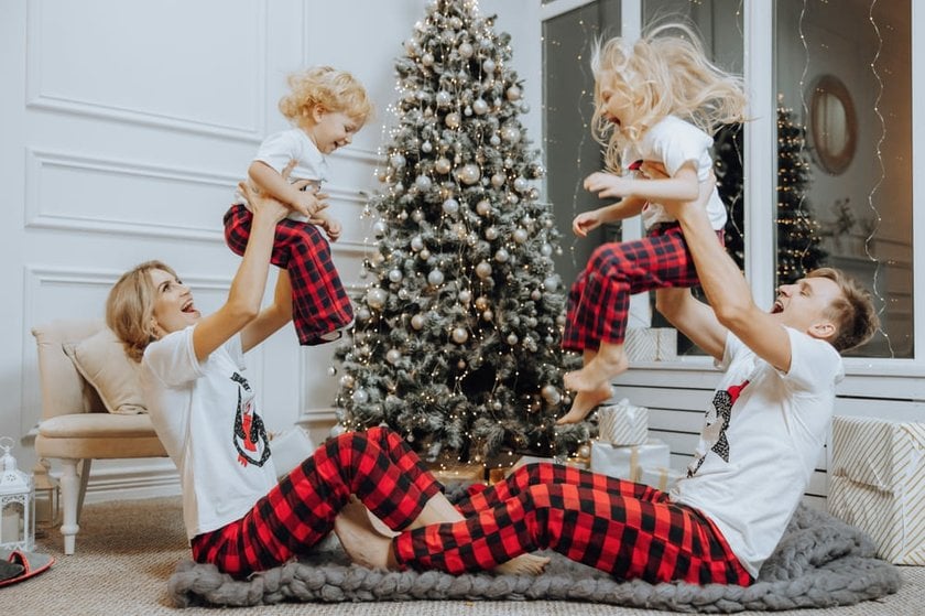 Incredible Photo of a Family Surrounded by Gifts | Skylum Blog