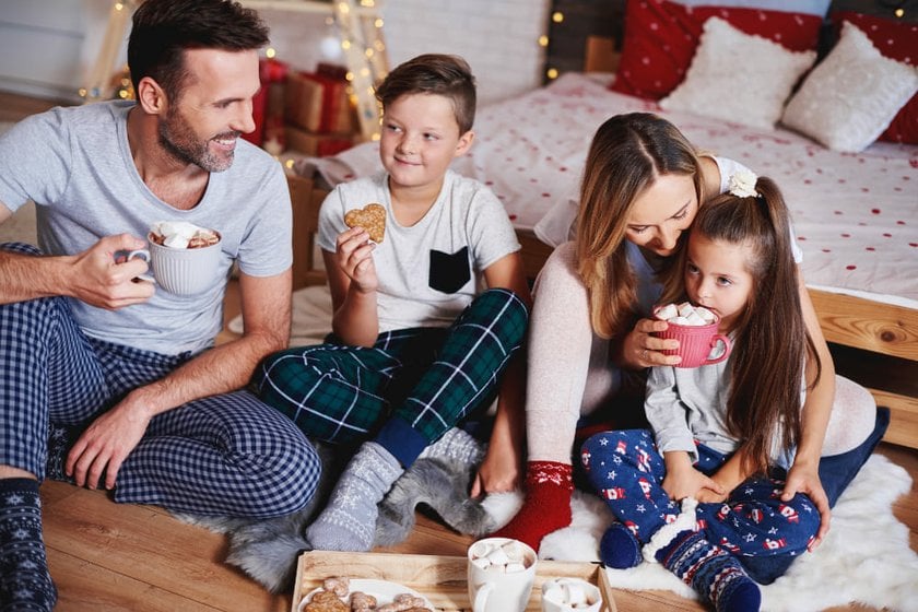 Family Drinking Cocoa in a Festive New Year's Atmosphere | Skylum Blog