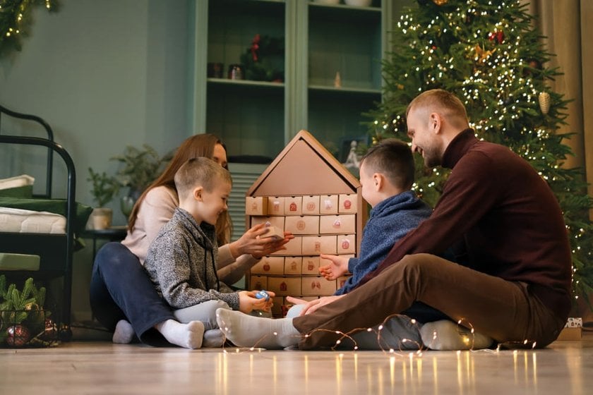 Family Opening the Advent Calendar Together | Skylum Blog