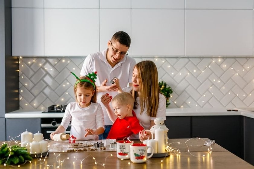 Family Baking Christmas Cookies Together | Skylum Blog