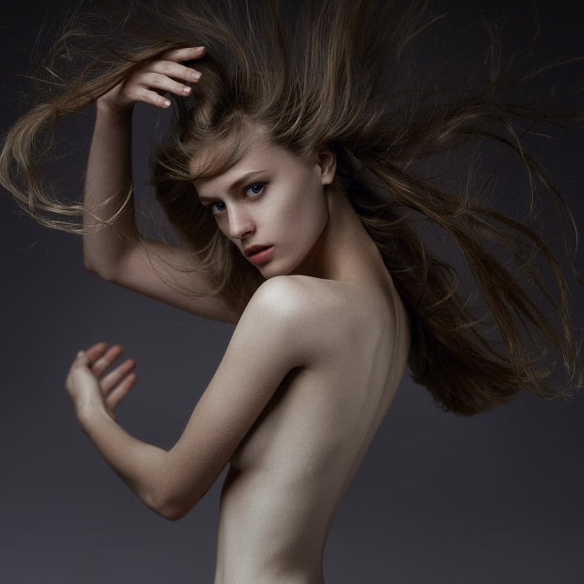 Elegant Nude Photo of a Girl with Beautiful Hair | Skylum Blog