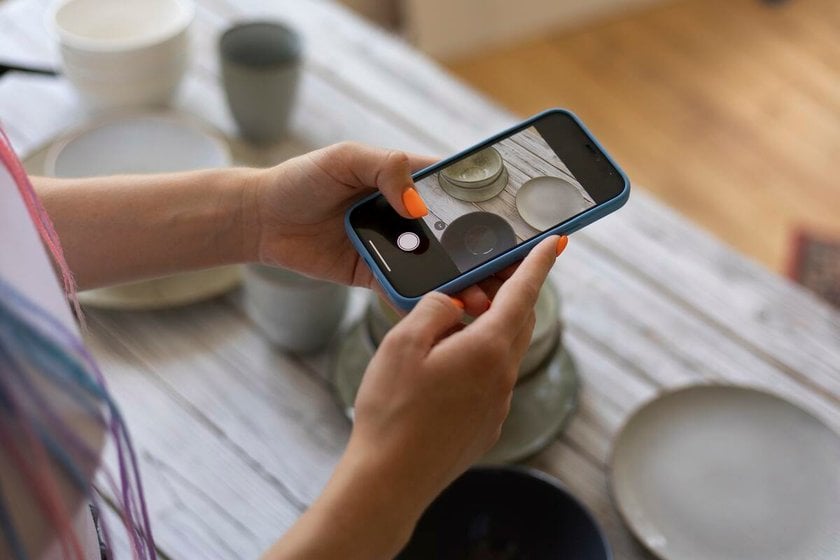 Girl takes a photo of dishes on iPhone | Skylum How To