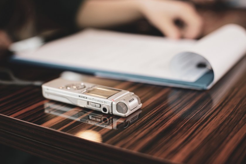 Journalist and dictaphone | Skylum Blog