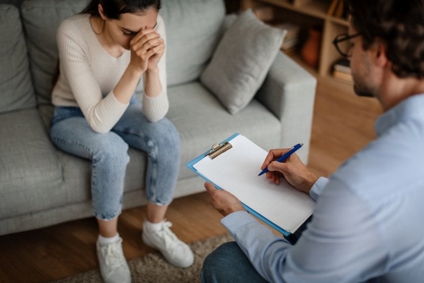 A girl at a psychologist's appointment | Skylum Blog