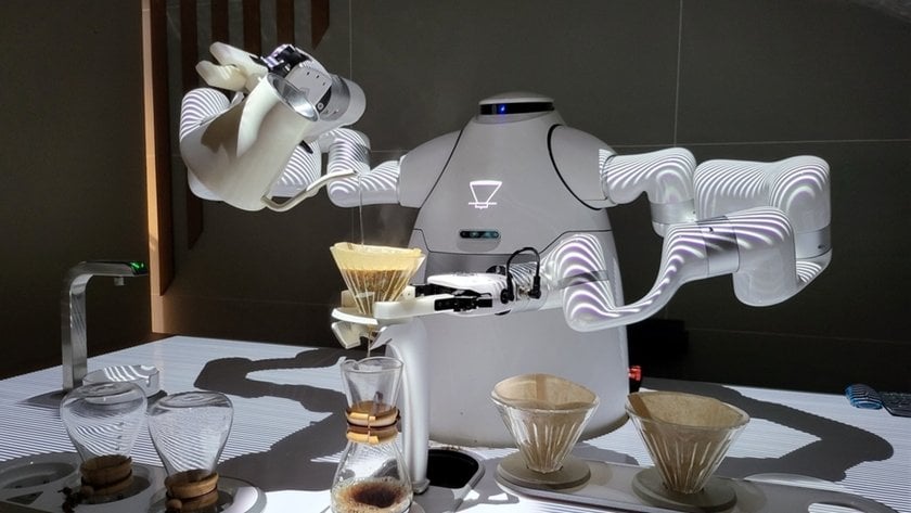 Robot barista makes coffee | Skylum Blog