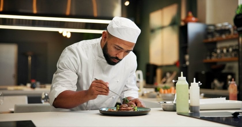 The cook decorates the dish | Skylum Blog