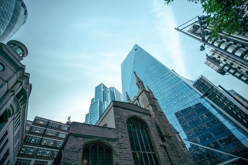 Photos of the city with new and old buildings | Skylum Blog