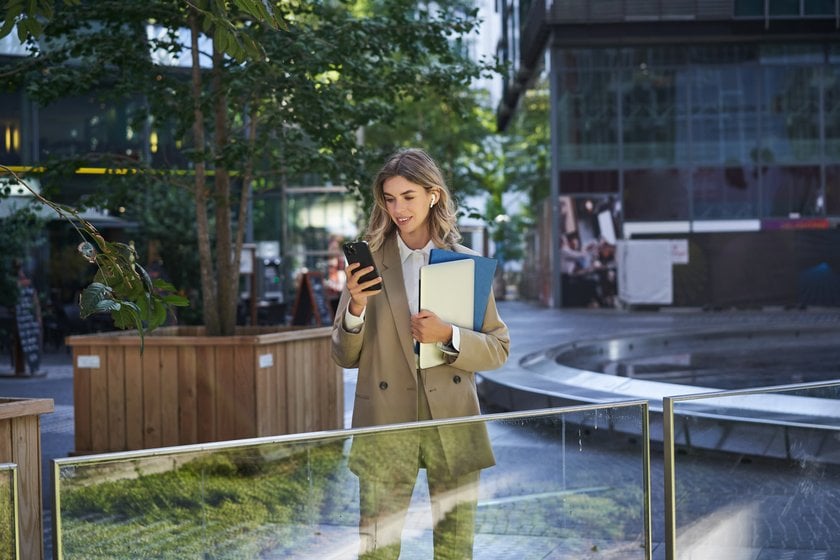 Girl in the city with folders | Skylum Blog