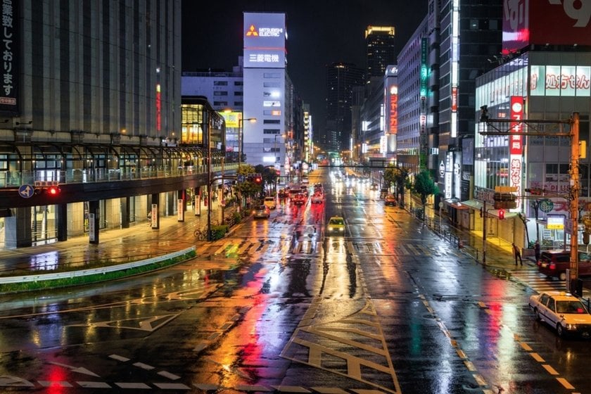 Photo of the night city after the rain | Skylum Blog