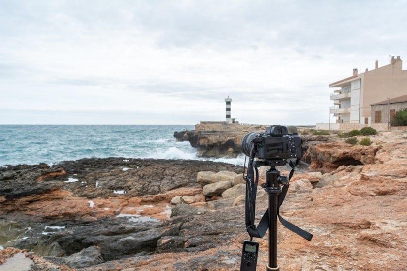 A camera on a tripod takes pictures of a landscape | Skylum Blog