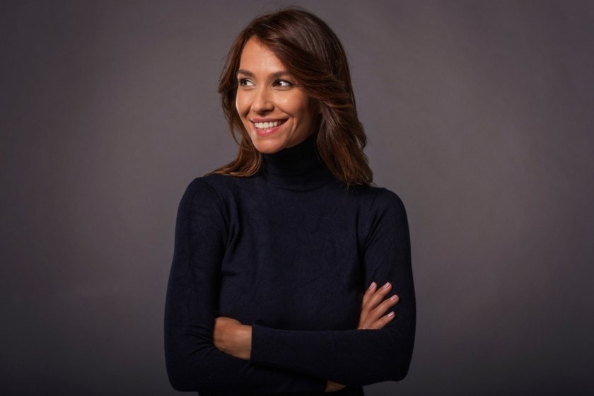 Portrait of a girl looking to the side | Skylum Blog