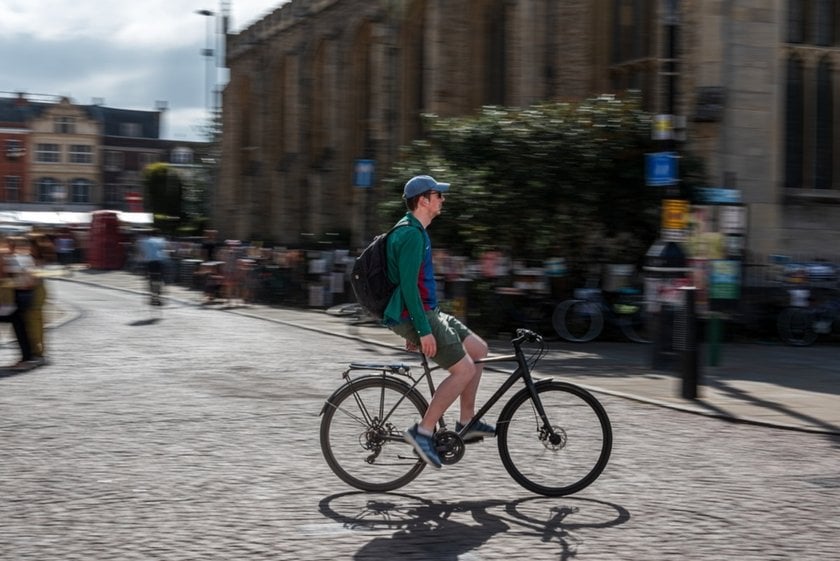 Cyclist in the city panning effect | Skylum Blog