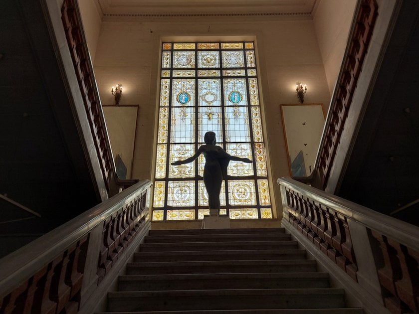 Steps with a statue photo from below | Skylum Blog