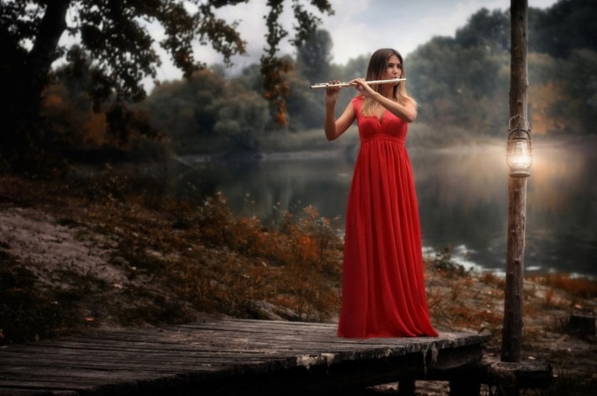 A girl with a flute on the bridge | Skylum Blog