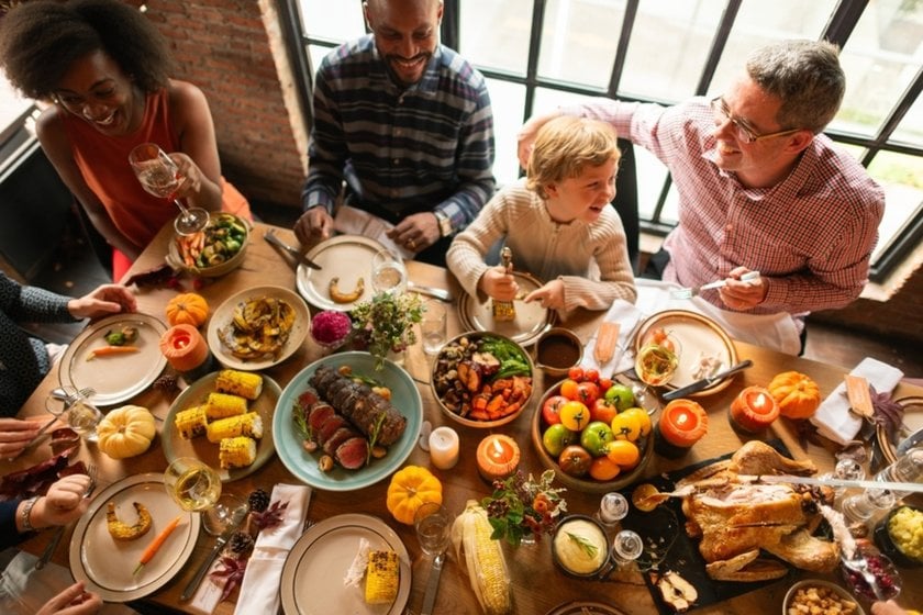 A family at the Thanksgiving table | Skylum Blog