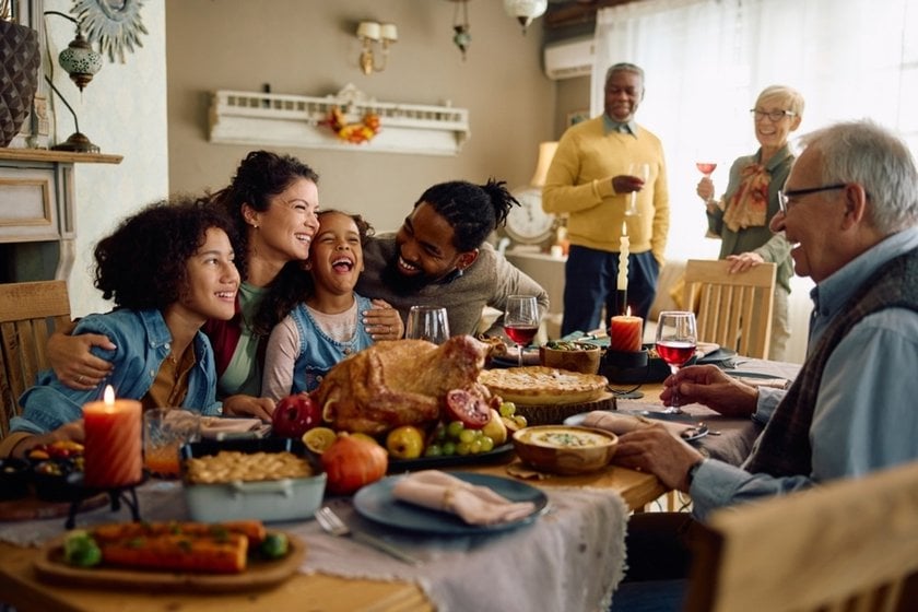 A family hugs at the Thanksgiving table | Skylum Blog
