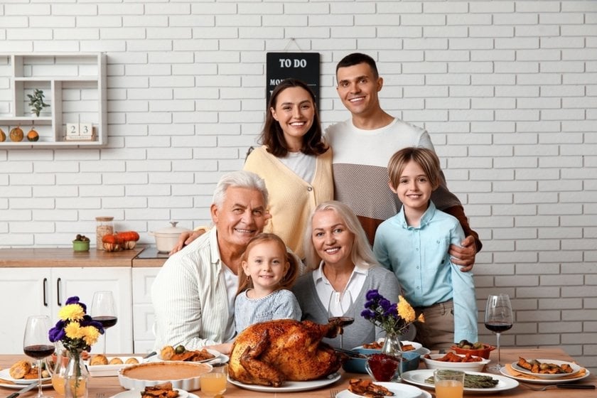 A portrait of a family at the Thanksgiving table | Skylum Blog