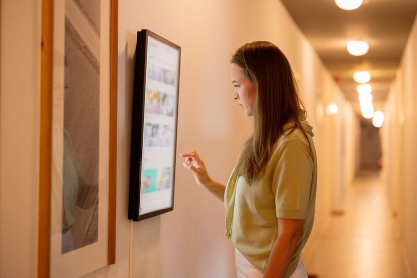 A girl changes a photo on an electronic frame  | Skylum Blog