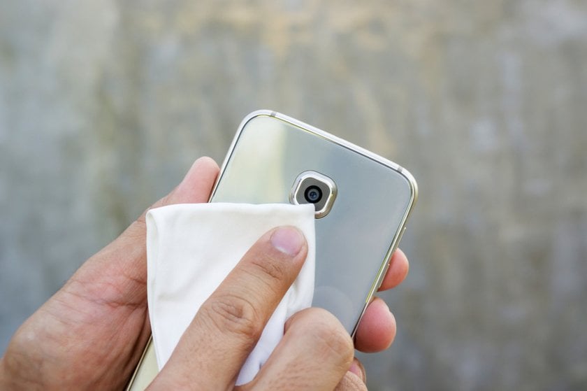 A man wipes an android camera with a cloth | Skylum How-to