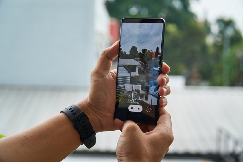 A man takes a photo on an Android phone | Skylum How-to