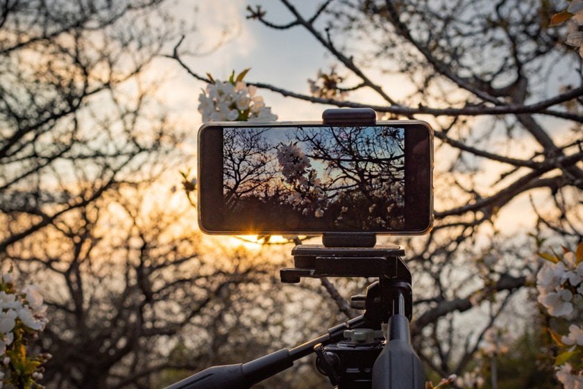 Smartphone on a tripod | Skylum How-to