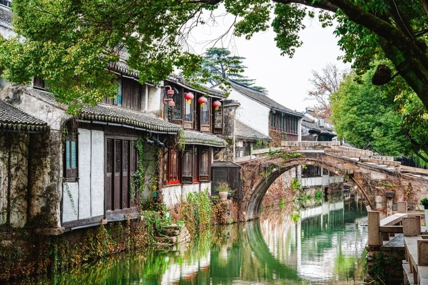 Photos of Chinese houses with water and a bridge | Skylum Blog