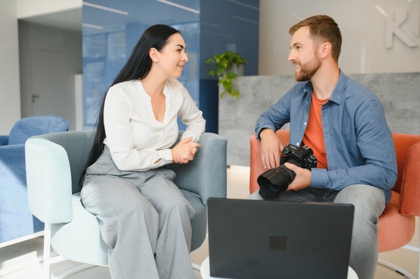 A photographer communicates with a client | Skylum Blog