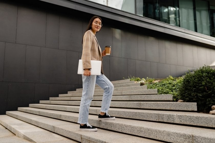 A full-length photo of a girl on the steps | Skylum Blog