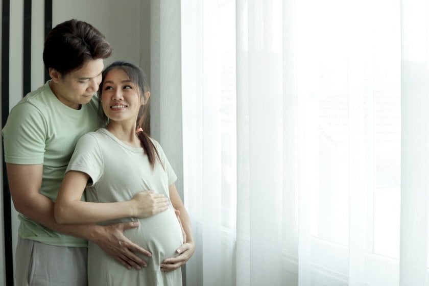 A man and a pregnant woman hug her belly | Skylum Blog