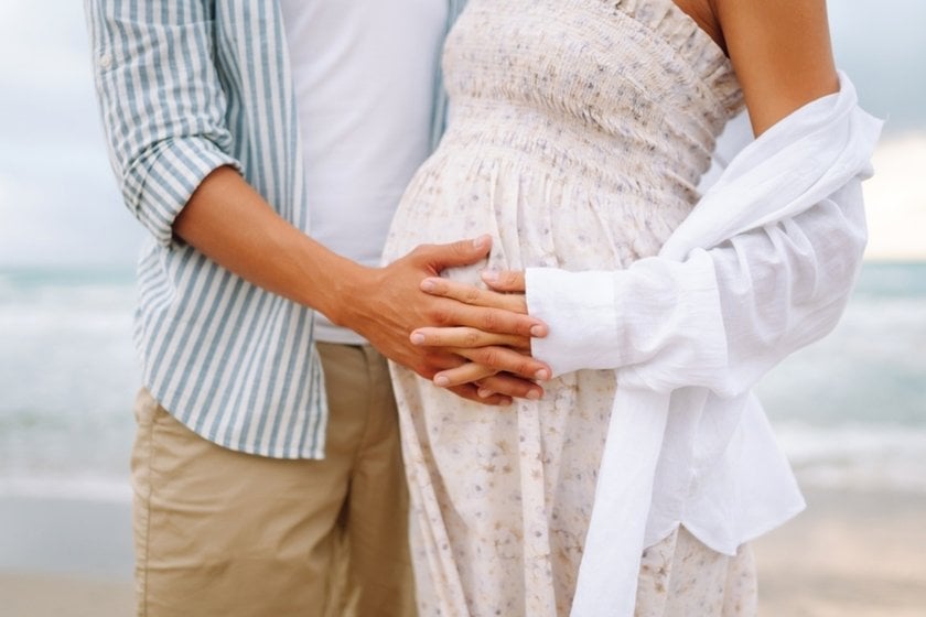 Clasped hands on a pregnant belly | Skylum Blog