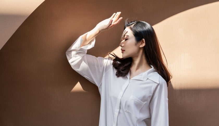Portrait of a girl near a wall | Skylum Blog