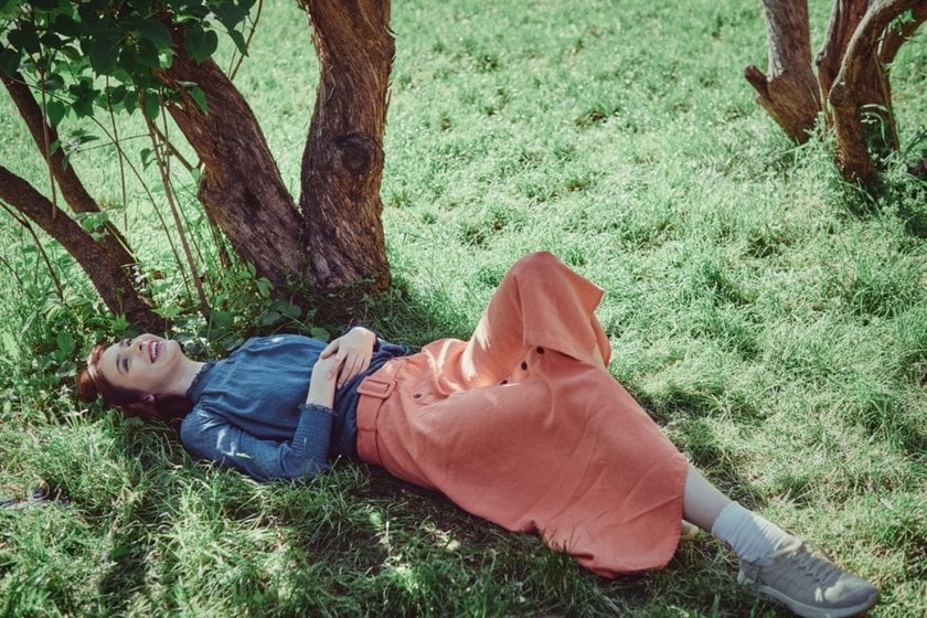 Photo of a girl under a tree | Skylum Blog