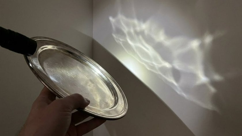 Glare from a flashlight on the wall | Skylum Blog