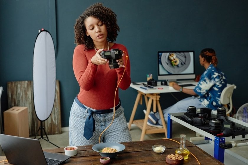 A photographer takes a product photo | Skylum Blog