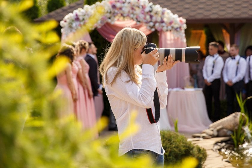 A photographer takes photos at a wedding | Skylum Blog