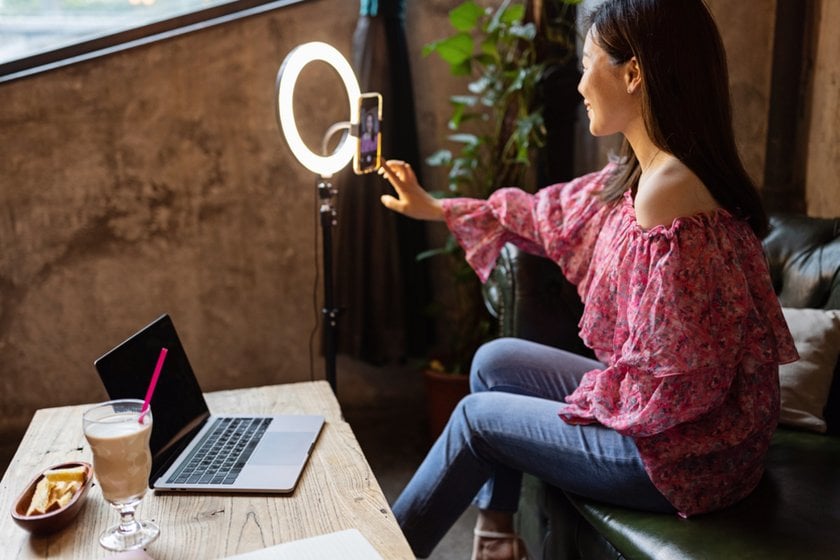 A girl takes a selfie | Skylum Blog