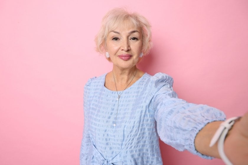 Selfie of a woman on a pink background | Skylum Blog